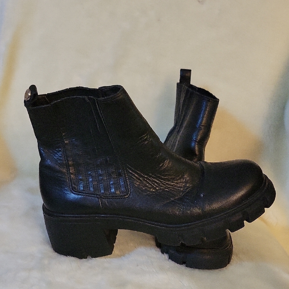 EUC STEVE MADDEN Rankel Leather Lug Boots. Size 8M.